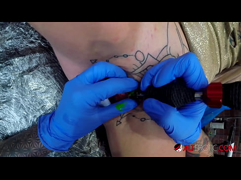 ❤️ Ekstremt tatovert hottie Sully Savage tok en tatovering på klitoris ❤  Sex hos oss ☑
